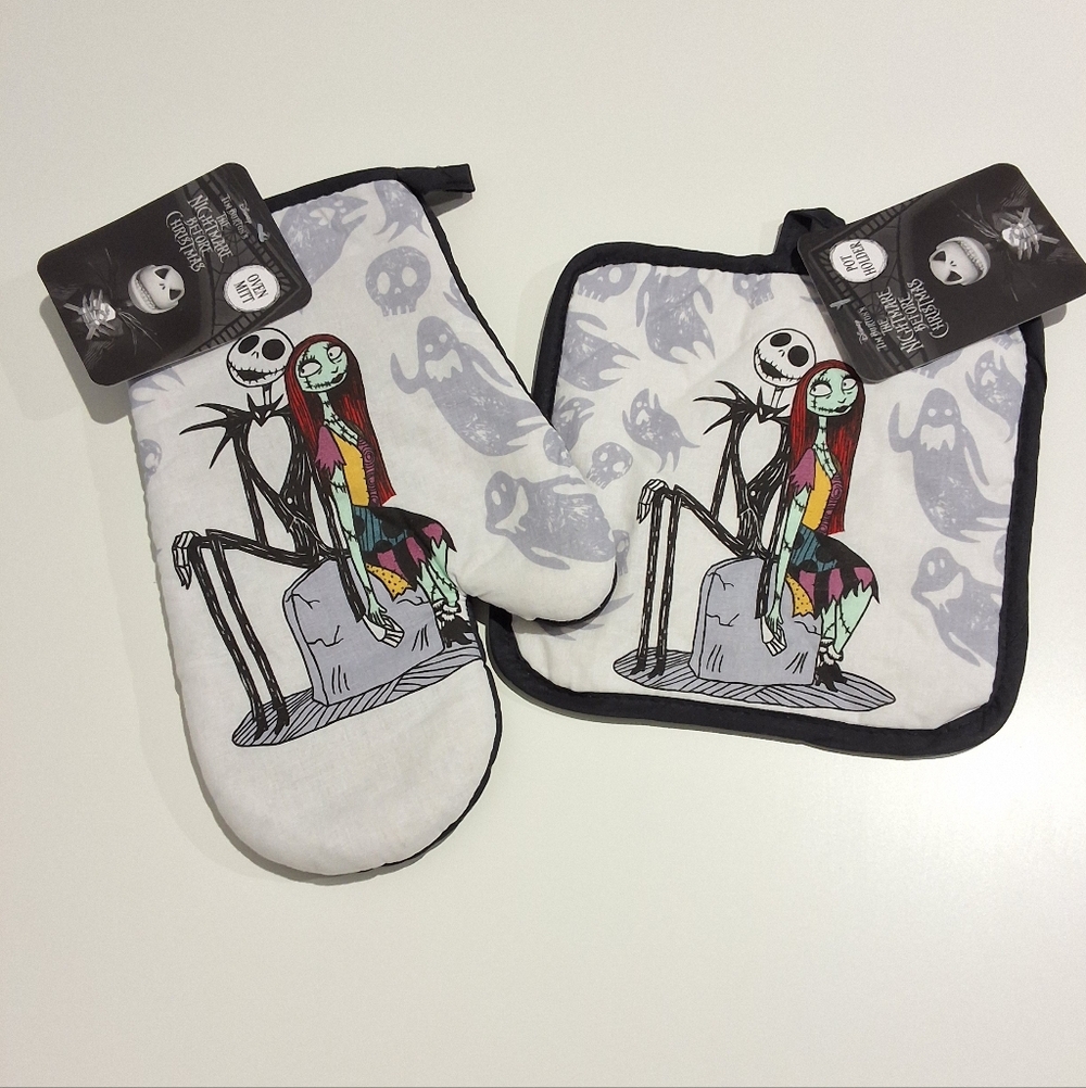 Disney Tim Burton's The Nightmare Before Christmas Oven Mitt and Pot Holder Set